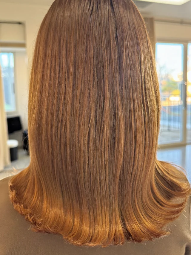 Dasselbe Haar nach Farbe und Schnitt: gleichmäßiges warmes Braun mit Glanz