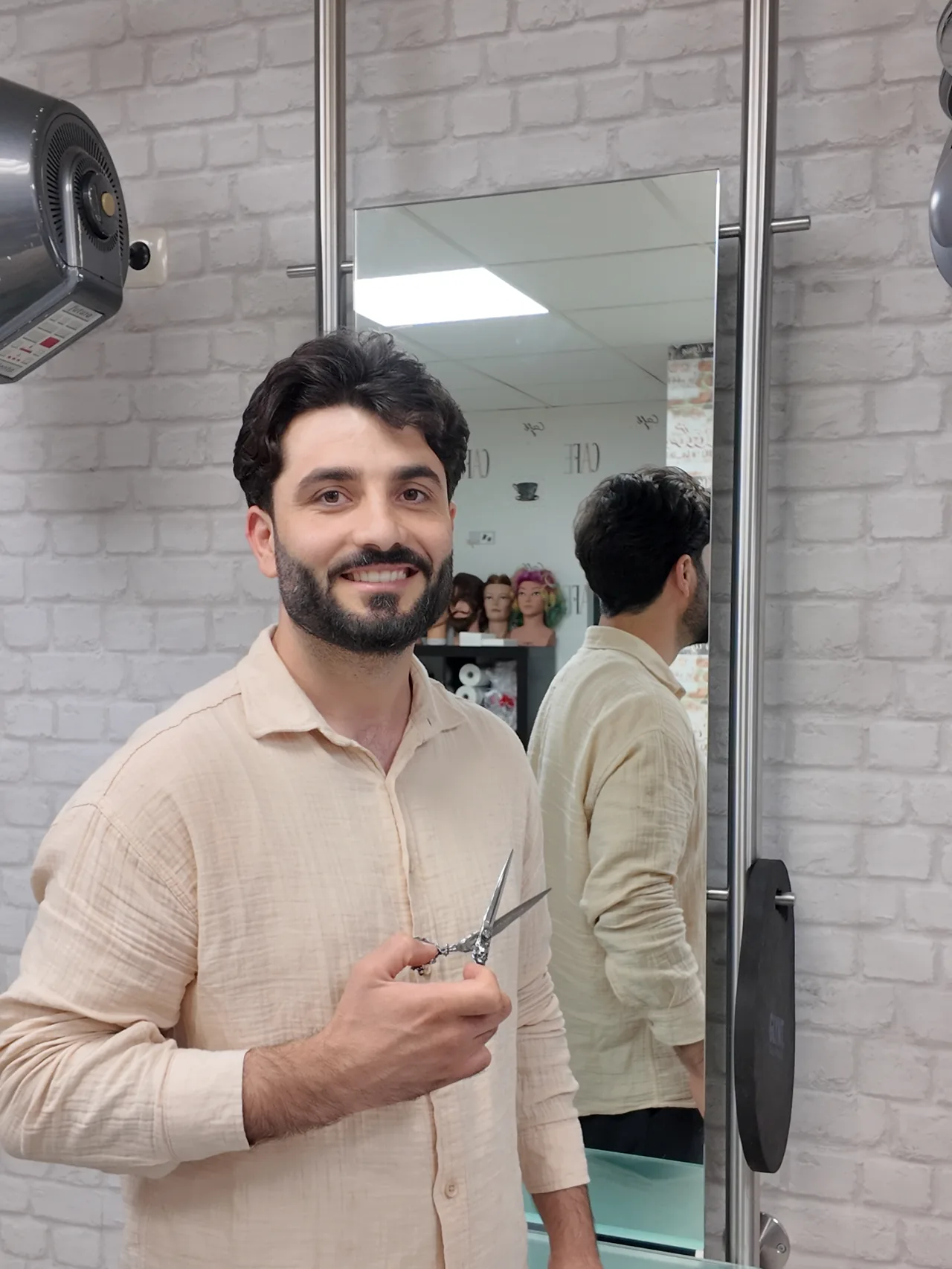 Friseur mit Schere im Salon